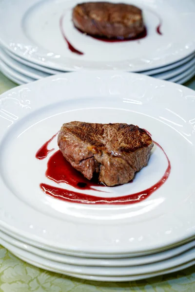 Izgara biftek fileto. Lüks restoranın gastronomik menüsü