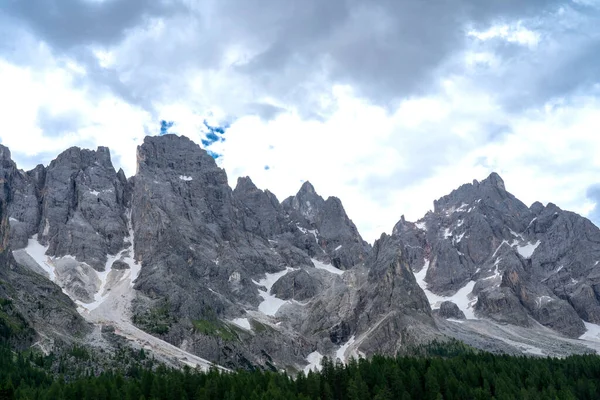 Pale di San Martino bereik panorama landschap tijdens het zomerseizoen. Passo Rolle zomer landschap — Stockfoto