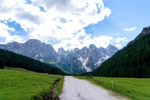 Pale di San Martino) - панорамний пейзаж в літній сезон. Літній ландшафт Пассо Ролл. — стокове фото