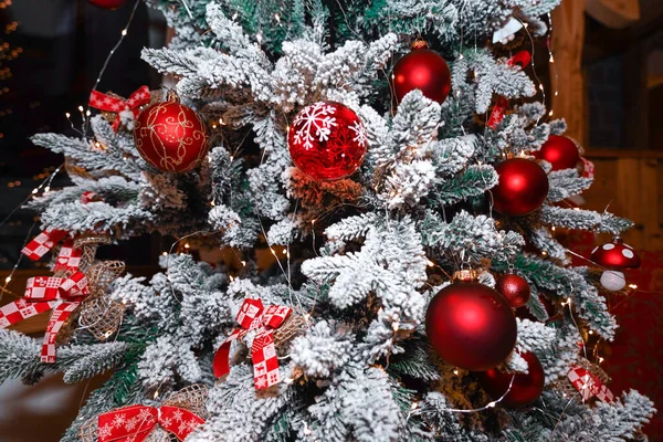Muhteşem renkli bir Noel ağacı. Noel ve Yeni Yıl tatilleri