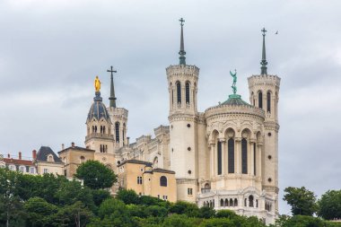 Basilique Fourviere. Notre Dame de Fourviere Bazilikası, Lyon, Fransa. Lyon 'daki La Fourviere Kilisesi..