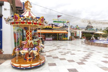 İspanya, Kanarya Adaları, Tenerife, Las Amerika - 17 Mayıs 2018: Tenerife 'deki Playa de las Americas Caddesi