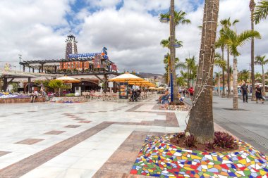 İspanya, Kanarya Adaları, Tenerife, Las Amerika - 17 Mayıs 2018: Tenerife 'deki Playa de las Americas Caddesi, İspanya' daki Kanarya Adaları