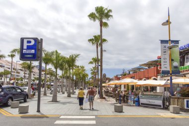 İspanya, Kanarya Adaları, Tenerife, Las Amerika - 17 Mayıs 2018: Tenerife 'deki Playa de las Americas Caddesi