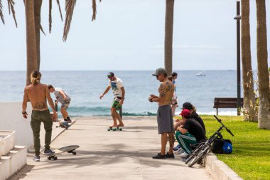 Las Amerika, Tenerife, İspanya - 17 Mayıs 2018: Las Amerika sokaklarında patenciler. Kaykayla kaymak. Sörfçüler kaykay yapar