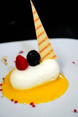 Vanilya soslu satranç. Lezzetli vanilyalı cheesecake.