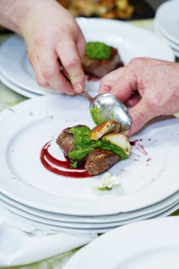 Porcini mantarlı biftek fileto. Porcini mantarlı biftek fileto ve yeşillikli kremalı mantar sosu. yemek hazırlama