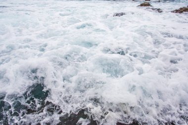 Okyanus dalgalı yüzeyi yaklaşıyor. Sae su dokusu arka plan, hareket bulanıklığı. Tenerife, Puerto De La Cruz.