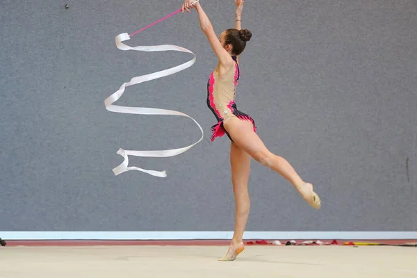 Mladý rytmický gymnastický atlet s stuhou. Rytmická gymnastika jedince — Stock fotografie