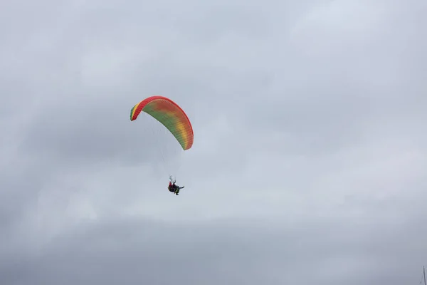 Skydiver in de lucht. Silhouet van parachute op zonsondergang achtergrond — Stockfoto