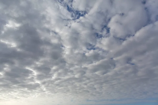 Abendhimmel, Wolken. Die Struktur des Himmels. Bewölkter Himmel bei Sonnenuntergang. Wolken und blauer Himmel.. — Stockfoto