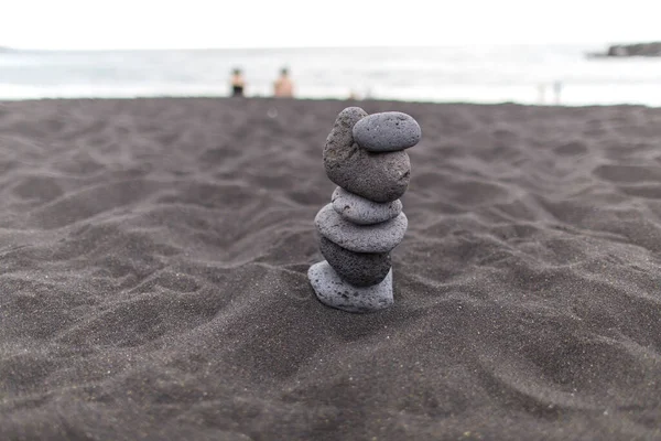 Фон, текстура, волновой рисунок океанического песка на пляже, черный. Текстура пляжного песка. Черный пляж . — стоковое фото