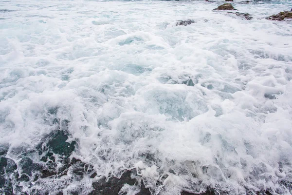 Superficie ondulata dell'oceano da vicino. sfondo texture sae acqua, movimento sfocatura. Tenerife, Puerto De La Cruz . — Foto Stock