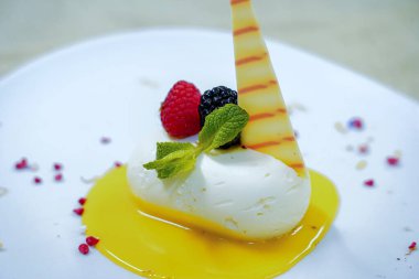 Vanilya soslu satranç. Lezzetli vanilyalı cheesecake.