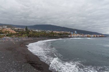 Puerto de la Cruz, Tenerife, Kanarya Adaları - renkli evler, deniz ve volkanik kumsal manzarası.