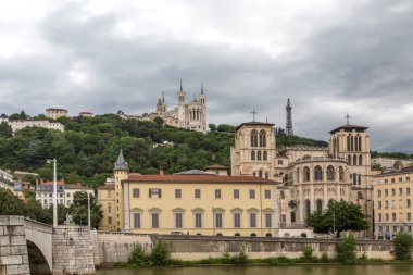 Basilique Fourviere. Notre Dame de Fourviere Bazilikası, Lyon, Fransa. Lyon 'daki La Fourviere Kilisesi..