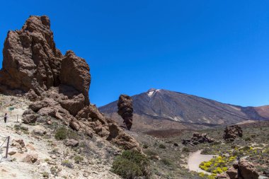 Tenerife 'deki Teide volkanı. İspanya. Kanarya Adaları. Teide, Tenerife 'nin ana ilgi odağı. Volkanın kendisi ve onu çevreleyen alan Teide Ulusal Parkı 'nı oluşturuyor..