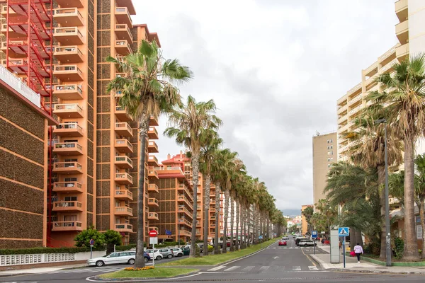 Playa Jardin, Puerto de la Cruz, Tenerife, İspanya - 18 Mayıs 2018: Puerto de la Cruz Caddesi .