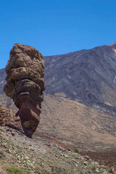 Rock at Parque Natural del Teide Teide Natural Park with Teide vulcan in the background. Roque Cinchado în Parque Nacional del Teide — Fotografie, imagine de stoc