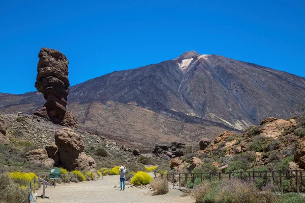 Roque Cinchado és a Teide vulkán csúcsa Teide National park, Tenerife, Kanári-szigetek, Spanyolország. A Teide vulkán — Stock Fotó