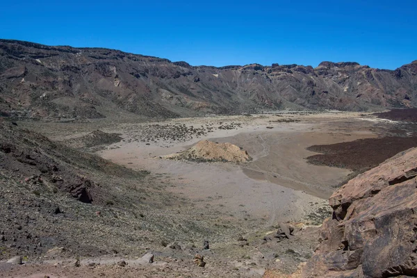 Sivatag Tenerifén. Lunar táj Tenerife nemzeti park.Vulkanikus hegyi táj, Teide Nemzeti Park, Kanári-szigetek, Spanyolország.Túrázás a hegyekben és a sivatagban — Stock Fotó