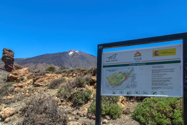 Roque CinchadoとTeide火山のピークTeide国立公園、テネリフェ島、カナリア諸島、スペイン。テイデ火山 — ストック写真