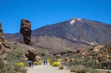 Tenerife 'deki Teide volkanı. İspanya. Kanarya Adaları. Teide, Tenerife 'nin ana ilgi odağı. Volkanın kendisi ve onu çevreleyen alan Teide Ulusal Parkı 'nı oluşturuyor...