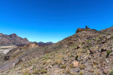 Tenerife 'de çöl. Tenerife Ulusal Parkı 'ndaki ay manzarası. Volkanik dağ manzarası, Teide Ulusal Parkı, Kanarya Adaları, İspanya. Dağlarda ve çölde yürüyüş.