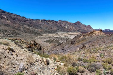 Tenerife 'de çöl. Tenerife Ulusal Parkı 'ndaki ay manzarası. Volkanik dağ manzarası, Teide Ulusal Parkı, Kanarya Adaları, İspanya. Dağlarda ve çölde yürüyüş.