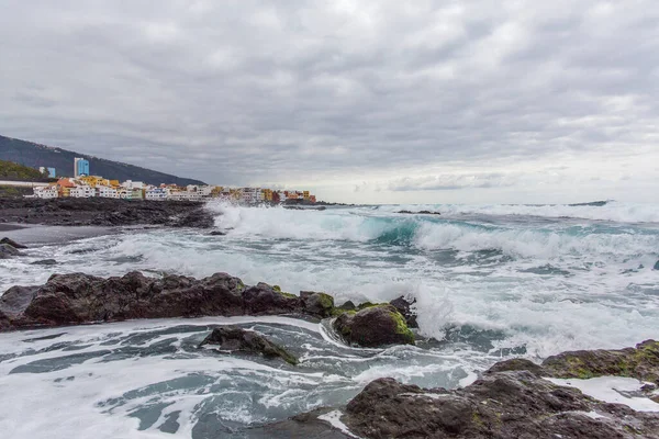 Puerto de la Cruz. Playa Jardin 'in kara kumları, Puerto de la Cruz, Tenerife, İspanya
