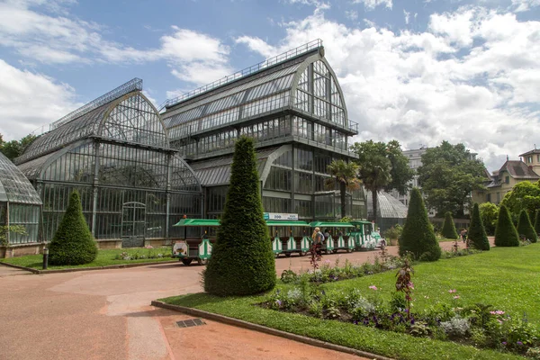 Fransa, Lyon 'da bahçe gezisi ya da Parc de la Tete dOr. Altın Kafa 'nın Tresor adını verdiği bahçe. Lyon, Fransa 'daki Altın Kafa Parkı. Parc de la Tete dOr 'da güzel bir gün.