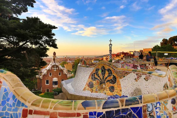 西班牙巴塞罗那：Park Guell 。从巴塞罗那日出的瓜尔公园俯瞰这个城市.建筑师Antoni Gaudi的Park Guell — 图库照片