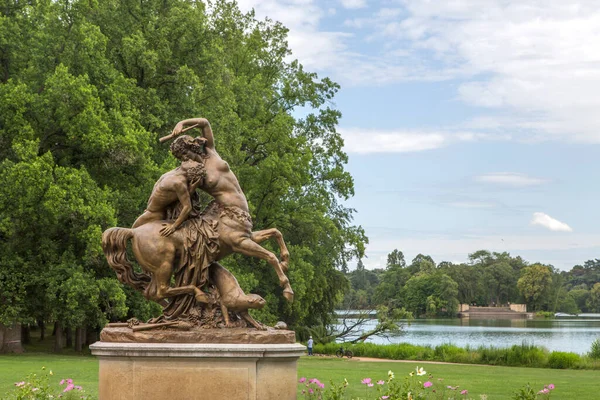 Fransa, Lyon 'da bahçe gezisi ya da Parc de la Tete dOr. Altın Kafa 'nın Tresor adını verdiği bahçe. Lyon, Fransa 'daki Altın Kafa Parkı.