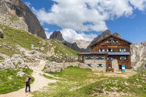 Roda di Vael mülteci- 27 Haziran 2018: Tipik Alp, aile sığınağı, Ciampac geçidi, Dolomitler, Vigo di Fassa köyü, Güney Tyrol, İtalya