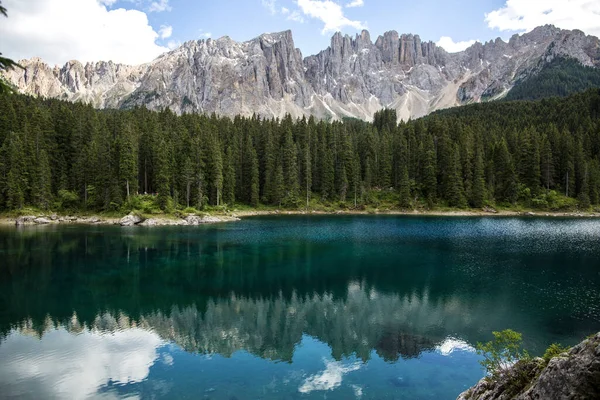 Jezioro Kariery. Jezioro Carezza z Mount Latemar, prowincja Bolzano, Południowy Tyrol, Włochy. Jezioro Lago di Carezza lub Karersee z odbiciem gór w Alpach Dolomitowych. — Zdjęcie stockowe