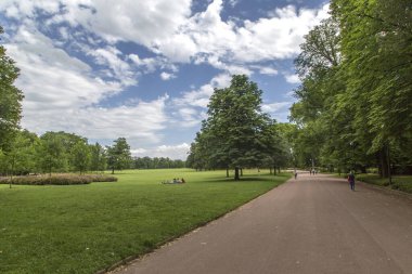 Fransa, Lyon 'da bahçe gezisi ya da Parc de la Tete dOr. Altın Kafa 'nın Tresor adını verdiği bahçe. Lyon, Fransa 'daki Altın Kafa Parkı.