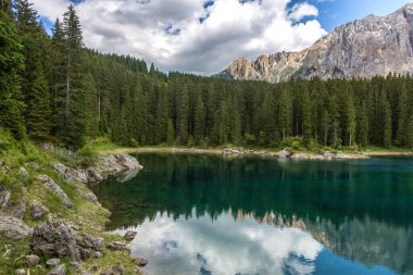 Carezza Gölü. Carezza Gölü ile Latemar Dağı, Bolzano ili, Güney Tyrol, İtalya. Lago di Carezza Gölü ya da Karersee Dolomite Alplerindeki dağların yansıması..