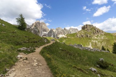 Roda di Vael mülteci- 27 Haziran 2018: İtalya 'nın Güney Tyrol şehrinde Ciampac geçidi, Dolomites, Vigo di Fassa köyünde bulunan Catinaccio Massif' in güney yamaçlarında yer alıyor..