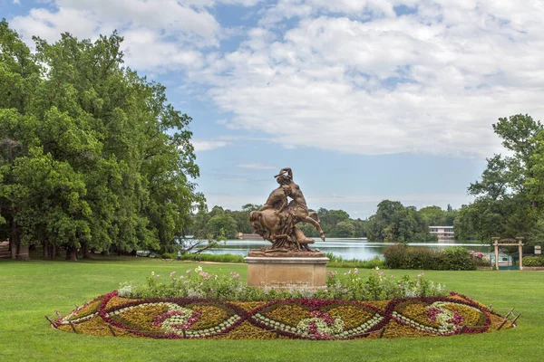 Fransa, Lyon 'da bahçe gezisi ya da Parc de la Tete dOr. Altın Kafa 'nın Tresor adını verdiği bahçe. Lyon, Fransa 'daki Altın Kafa Parkı.