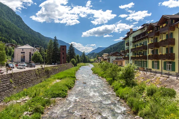 Moena, Trentino Alto Adige, Dolomitler, Alpler, İtalya - 19 Haziran 2018: Dolomite dağlarındaki Moena kasabasının güzel manzarası. İtalyan Alplerinde eski bir kasaba