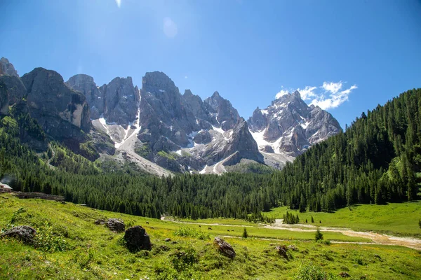 Trekking in Val Venegia. In the background great view of the Pale di San Martino Dolomites Italy — Stock Photo, Image
