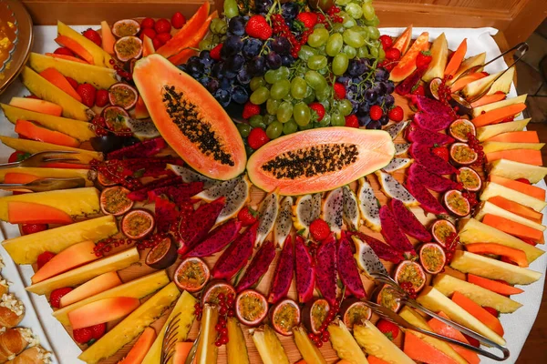 Frutta fresca affettata. Mangiare sano.Frutto fresco tagliato professionalmente: frutto della passione, ananas, melone, uva, fragole — Foto Stock