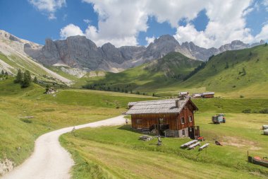 Siktiğimin Passo San Pellegrino 'su. San Pellegrino Geçidi, Val di Fassa, Trentino Alto Adige, İtalya. Dolomitlerdeki Passo San Pellegrino yakınlarındaki Fuciade 'in cennet vadisi.