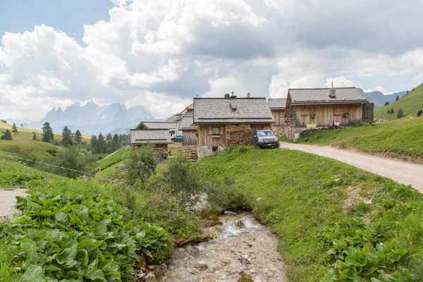 Siktiğimin Passo San Pellegrino 'su. San Pellegrino Geçidi, Val di Fassa, Trentino Alto Adige, İtalya. Dolomitlerdeki Passo San Pellegrino yakınlarındaki Fuciade 'in cennet vadisi.