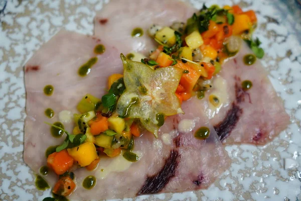 Meyve salatalı kılıçbalığı carpaccio. İtalyan yemeği Füme Kılıçbalığı Carpaccio.