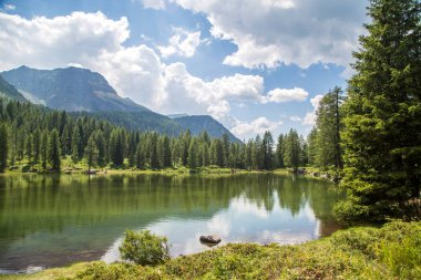 San Pellegrino Gölü, San Pellegrino Geçidi. İtalyan Dolomitleri 'nde yüksek bir dağ geçidi.
