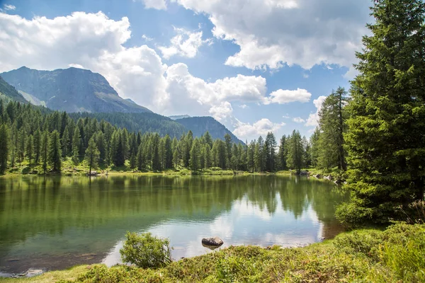 San Pellegrino Gölü, San Pellegrino Geçidi. İtalyan Dolomitleri 'nde yüksek bir dağ geçidi.