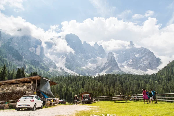 Val venegia, Dolomites, Alps, Trentino Alto Adige, Italy: July 10, 2018 - Val Venegia. 뒤에 보이는, 이탈리아의 팔레 디 산 마르티노 돌 로마 극장의 웅장 한 모습 — 스톡 사진