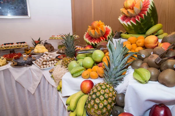 Frutta fresca affettata. Mangiare sano.Frutto fresco tagliato professionalmente: frutto della passione, ananas, melone, uva, fragole — Foto Stock