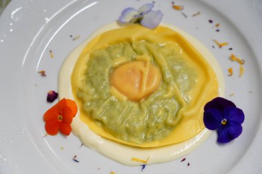 Kremalı soslu lezzetli raviolo makarna. İtalyan Mutfağı